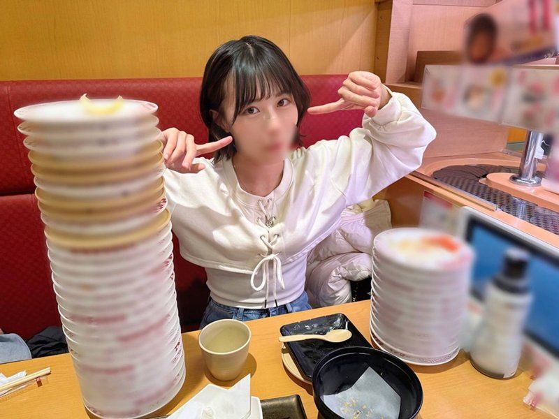 【稀少・見比べ②】まるで妊娠！大喰いボテ腹彼女（20）とハメ撮りSEX　乳首ビンビン5cmが揺れる迫力騎乗位＆生ハメたっぷり中出し【素人個人撮影】